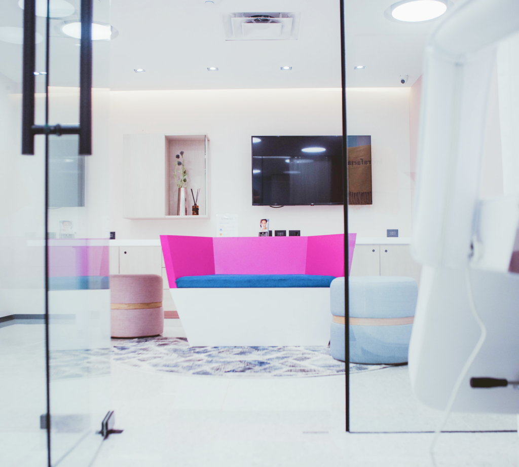 Hydrafacial functional skin in a contemporary clinical space focused on biologically respectful facial treatments.