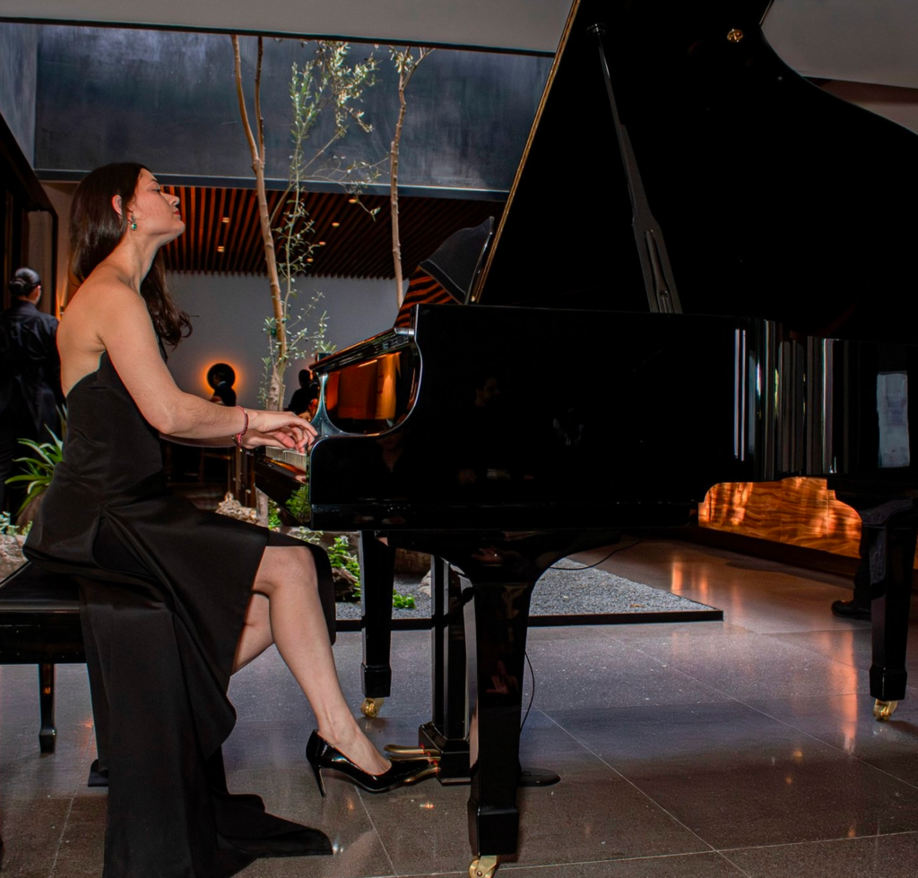 Ana Gabriela Fernández performing at the piano, exploring form, time, and decision in contemporary musical interpretation.