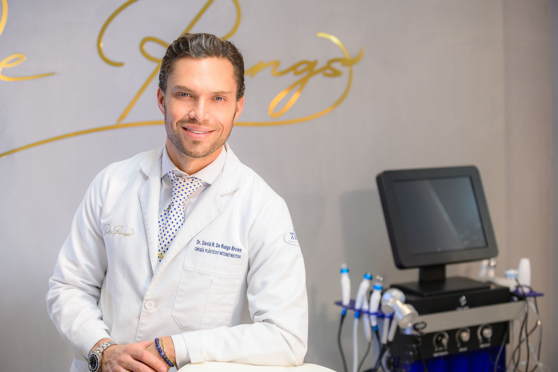 Dr. David De Rungs, plastic, aesthetic and reconstructive surgeon